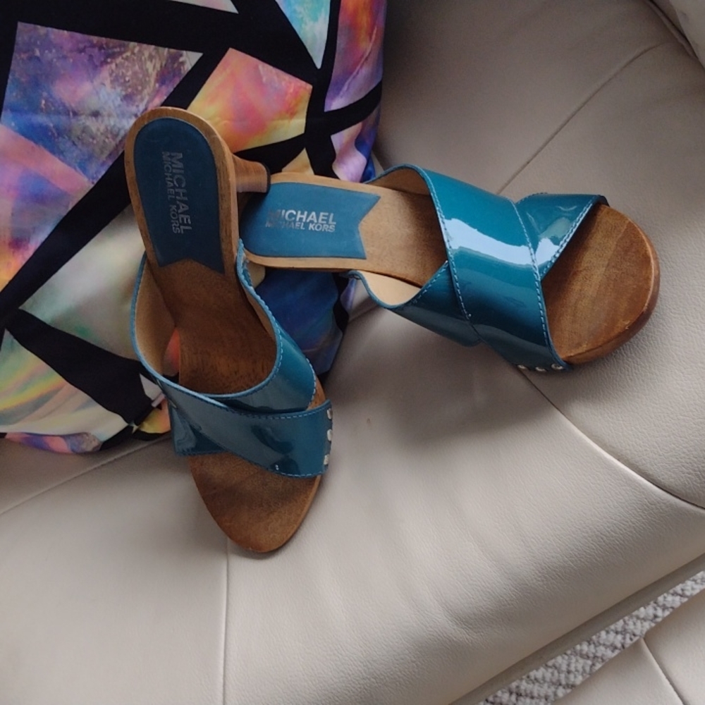 Cute Michael Kors Slides.